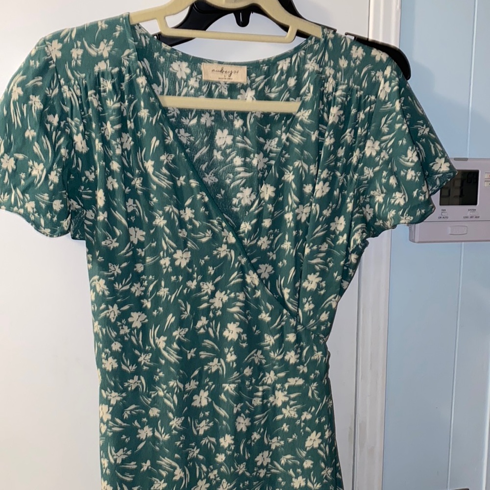 EUC Audrey 3+1 size large, wraparound dress with whining